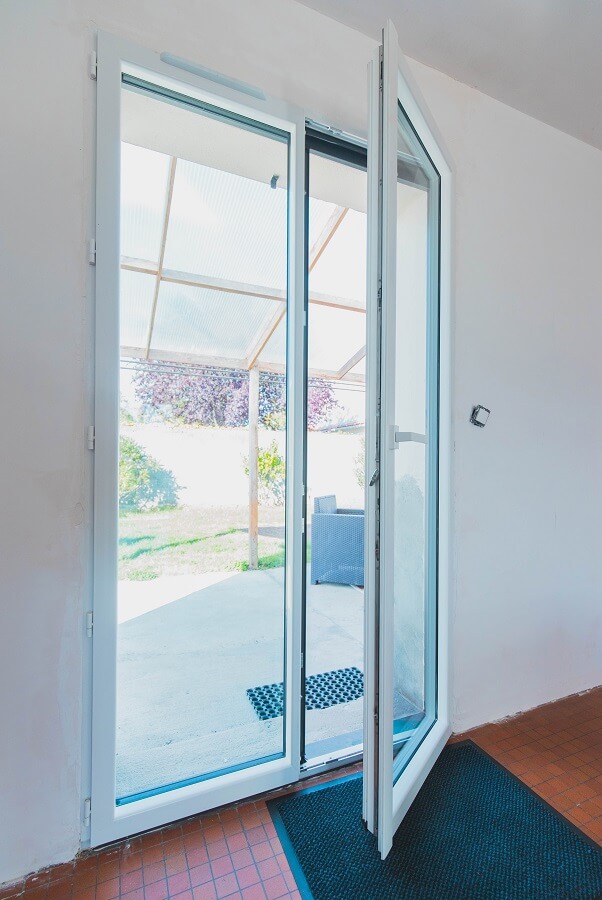 <p>Porte-fenêtre 2 vantaux à crémone en mixte aluminium 2100 noir extérieure et PVC blanc intérieur. LA LIMOUZINIERE 44</p>
