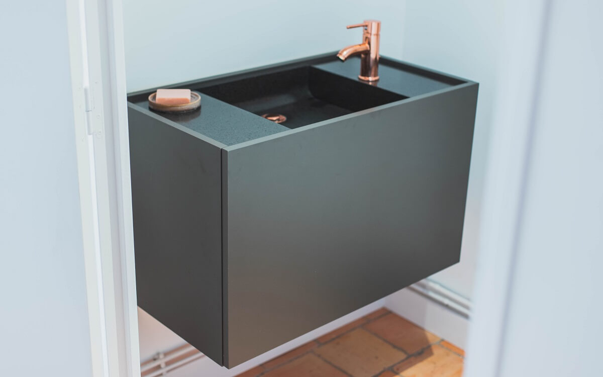 <p>Meuble sur mesure pour salle de bains en décor mélaminé gris avec 2 tiroirs. PORNICHET 44 </p>
