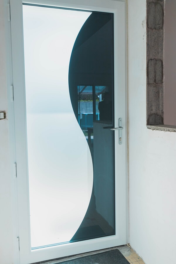 <p>Porte d’entrée en mixte extérieur aluminium noir RAL 2100 et intérieure PVC blanc avec vitrage sécurité décoratif. LA LIMOUZINIERE 44</p>
